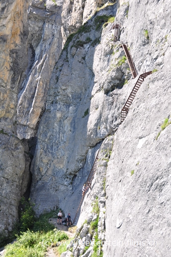 Erste Eisenleitern des Klettersteigs beim Meilerstein
