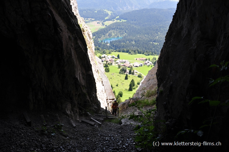 Sicht aus der Höhle auf den Crestasee bei Trin