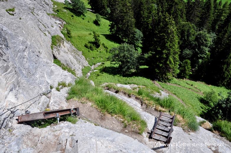 Die ersten Leitern des 2-ten Felsenabschnitts des Klettersteigs zwischen den Wiesen Pinut und Pardatsch