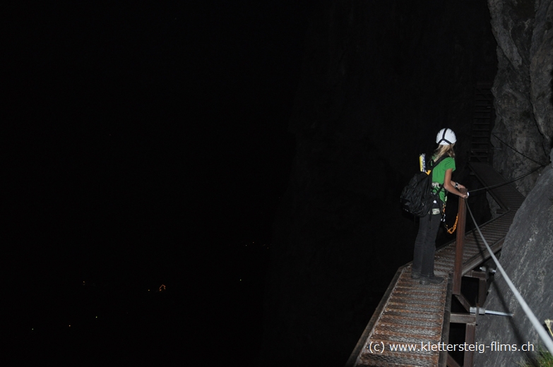 In der Nacht auf der Hühnertreppe des Klettersteigs.