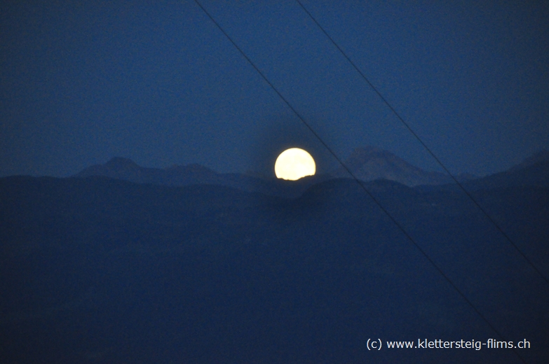 Schnell steigt der Vollmond hinter den Bergen hoch und gibt uns genügend Licht für den Klettersteig Pinut führenden Aufstieg auf den Flimserstein. 