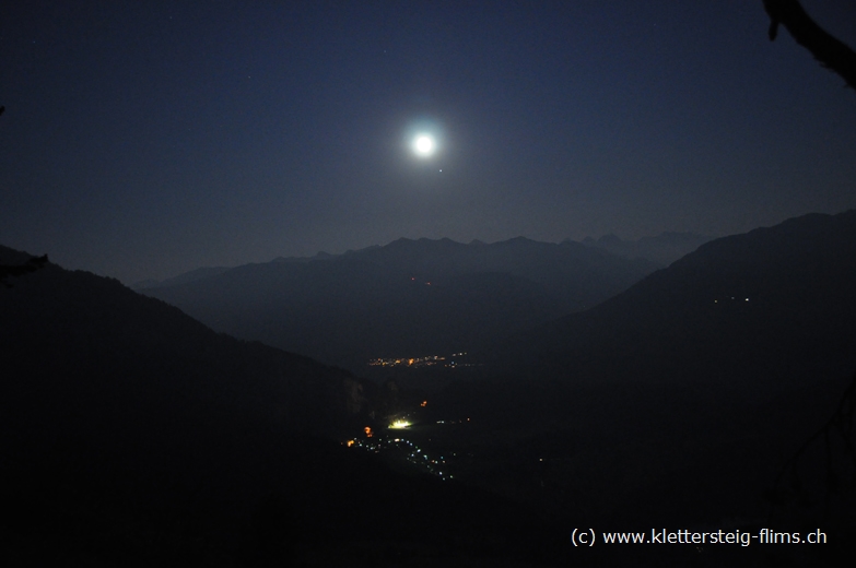 Bei einem kurzen Zwischenhalt während des Aufstiegs über den Klettersteig (Pinut / Flims) hat man einen eindrücklichen Überblick über einen grossen Teil der vom Vollmond beleuchteten Surselva.